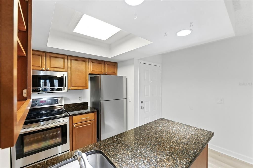 待售: $198,000 (2 贝兹, 1 浴室, 781 平方英尺)