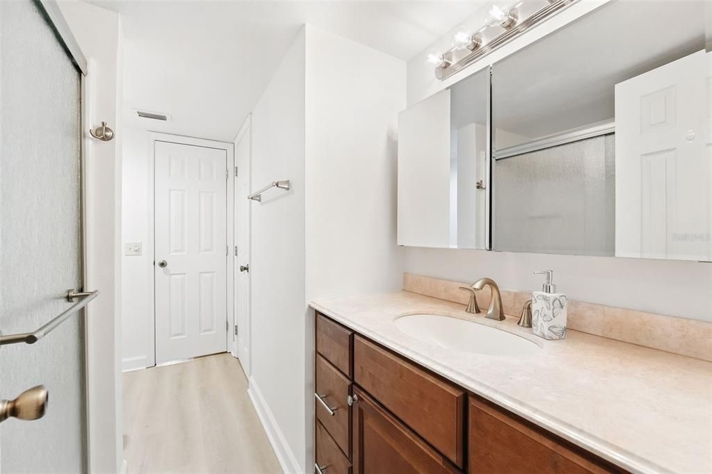 待售: $198,000 (2 贝兹, 1 浴室, 781 平方英尺)