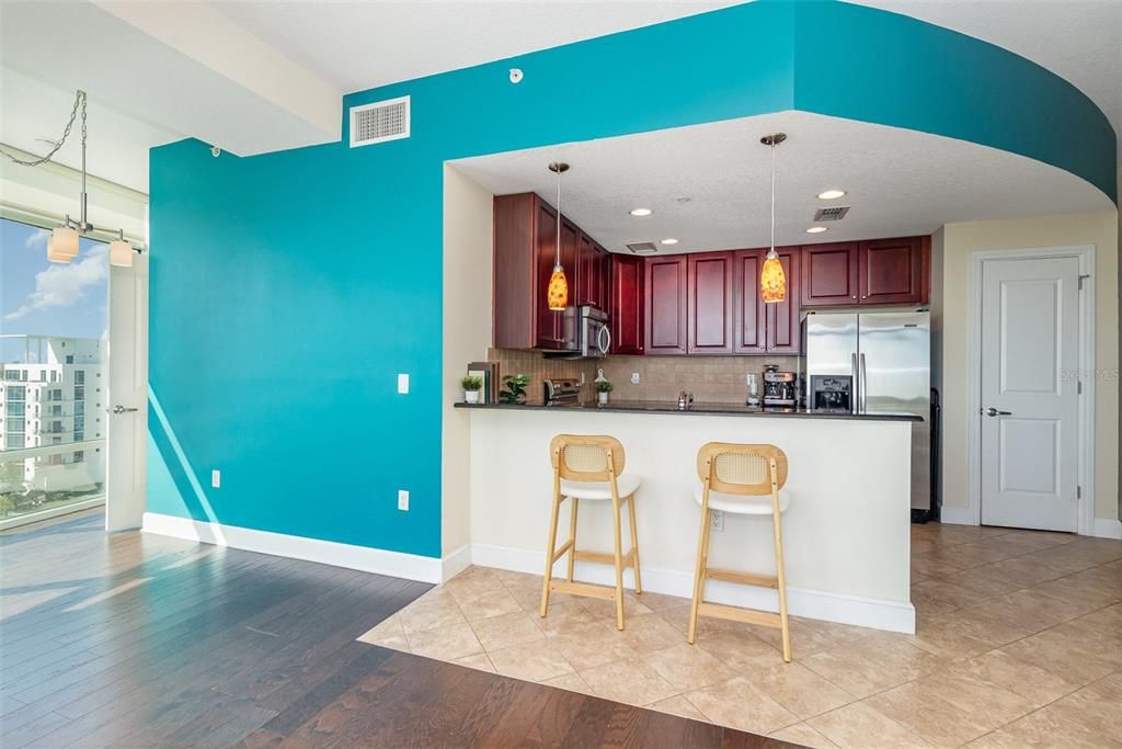 For Sale: $275,000 (2 beds, 2 baths, 1198 Square Feet)