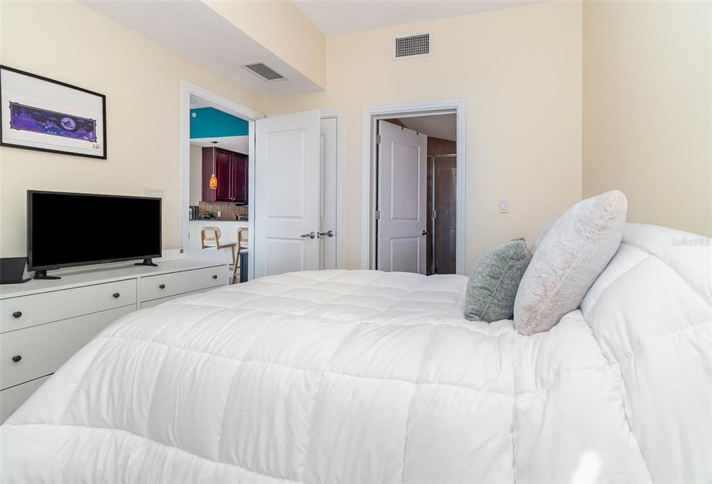 For Sale: $275,000 (2 beds, 2 baths, 1198 Square Feet)