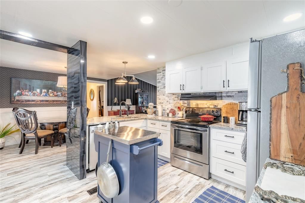 Под контрактом: $230,000 (3 спален, 2 ванн, 1104 Квадратных фут)