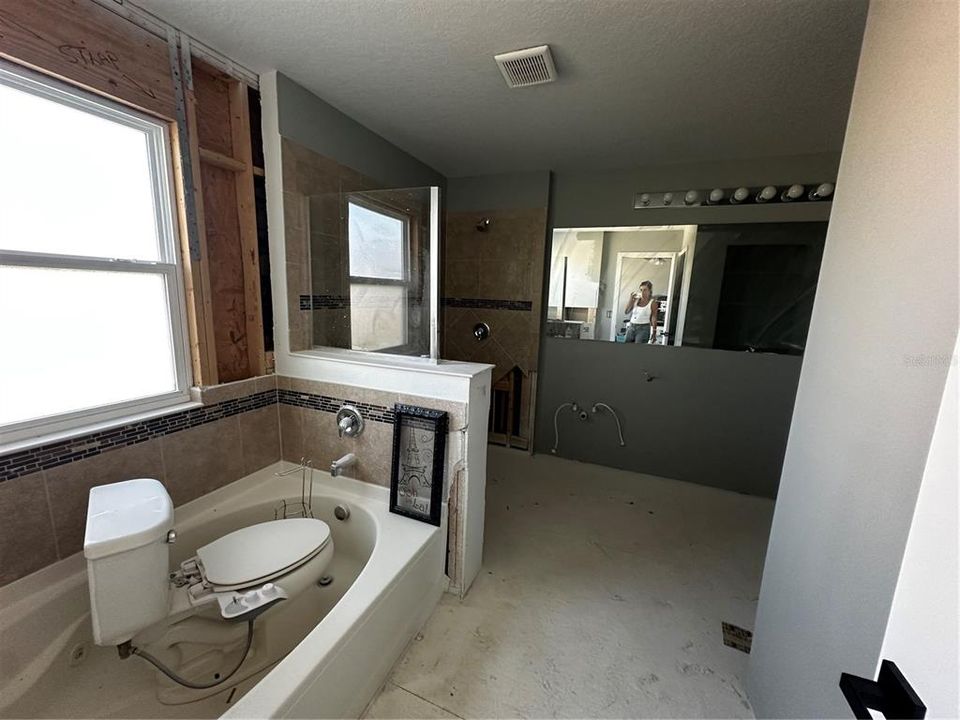 Active With Contract: $400,000 (3 beds, 2 baths, 1697 Square Feet)