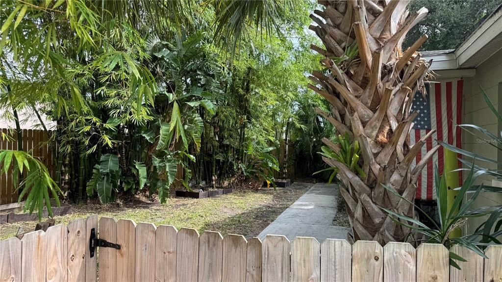 Active With Contract: $2,000 (2 beds, 1 baths, 1134 Square Feet)