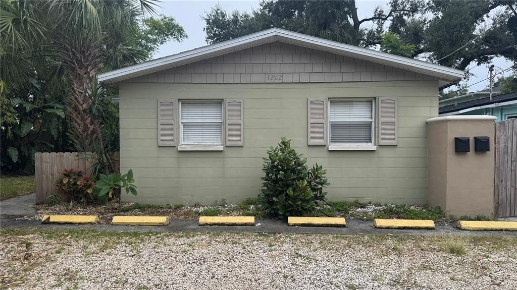 Active With Contract: $2,000 (2 beds, 1 baths, 1134 Square Feet)