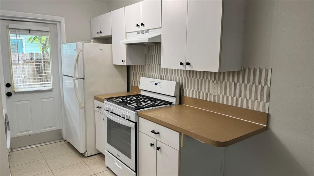 Active With Contract: $2,000 (2 beds, 1 baths, 1134 Square Feet)