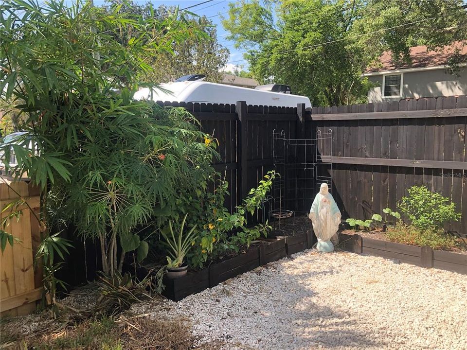 Active With Contract: $2,000 (2 beds, 1 baths, 1134 Square Feet)