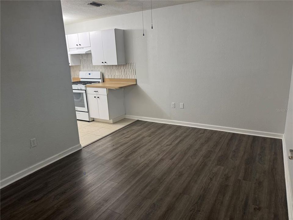 Active With Contract: $2,000 (2 beds, 1 baths, 1134 Square Feet)