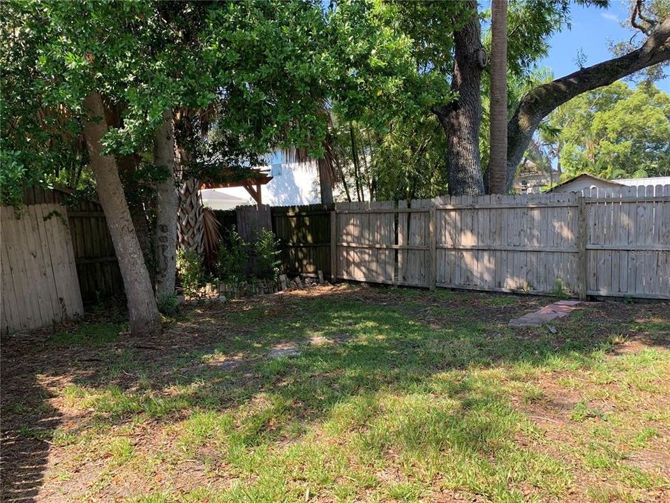 Active With Contract: $2,000 (2 beds, 1 baths, 1134 Square Feet)