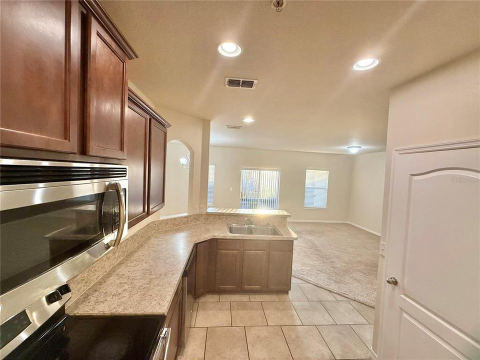 Activo con contrato: $1,900 (2 camas, 2 baños, 1200 Pies cuadrados)