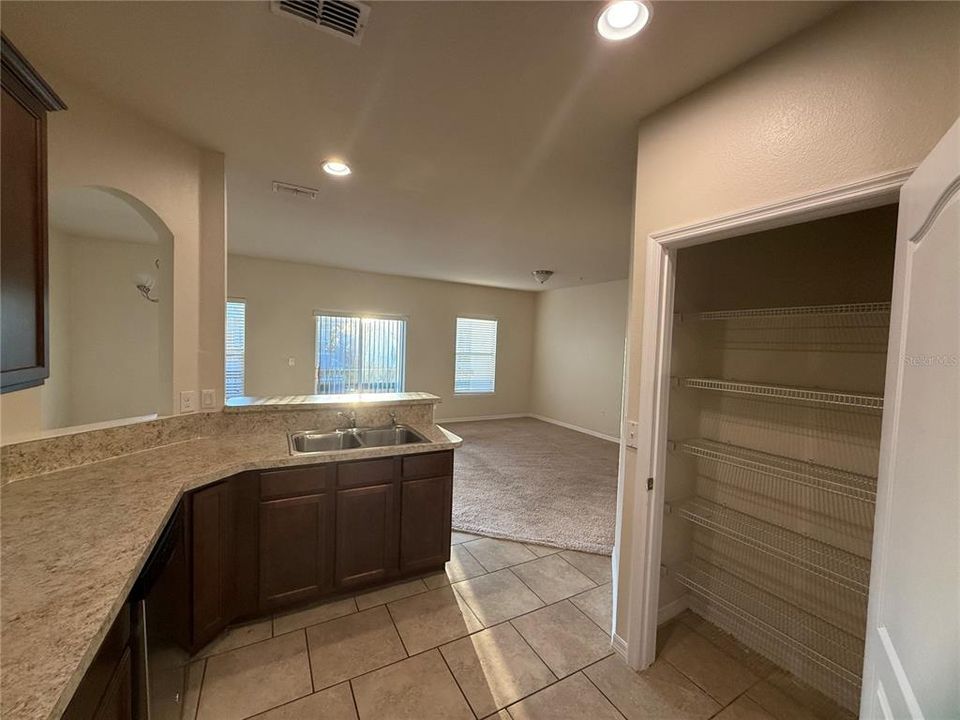 Activo con contrato: $1,900 (2 camas, 2 baños, 1200 Pies cuadrados)