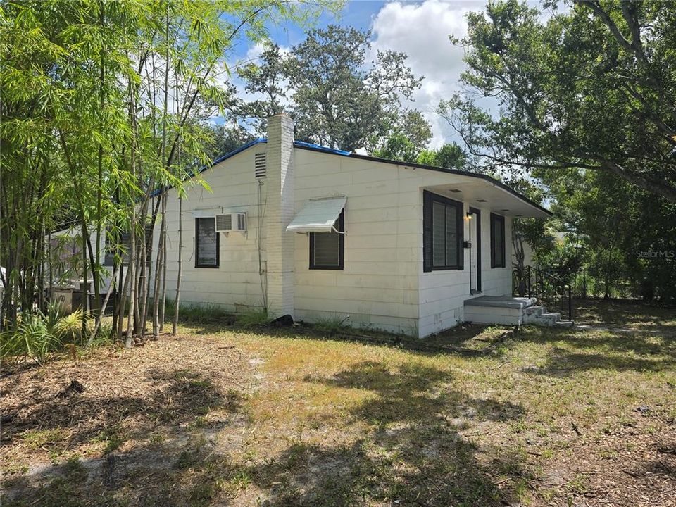 合同活跃: $145,000 (2 贝兹, 1 浴室, 676 平方英尺)