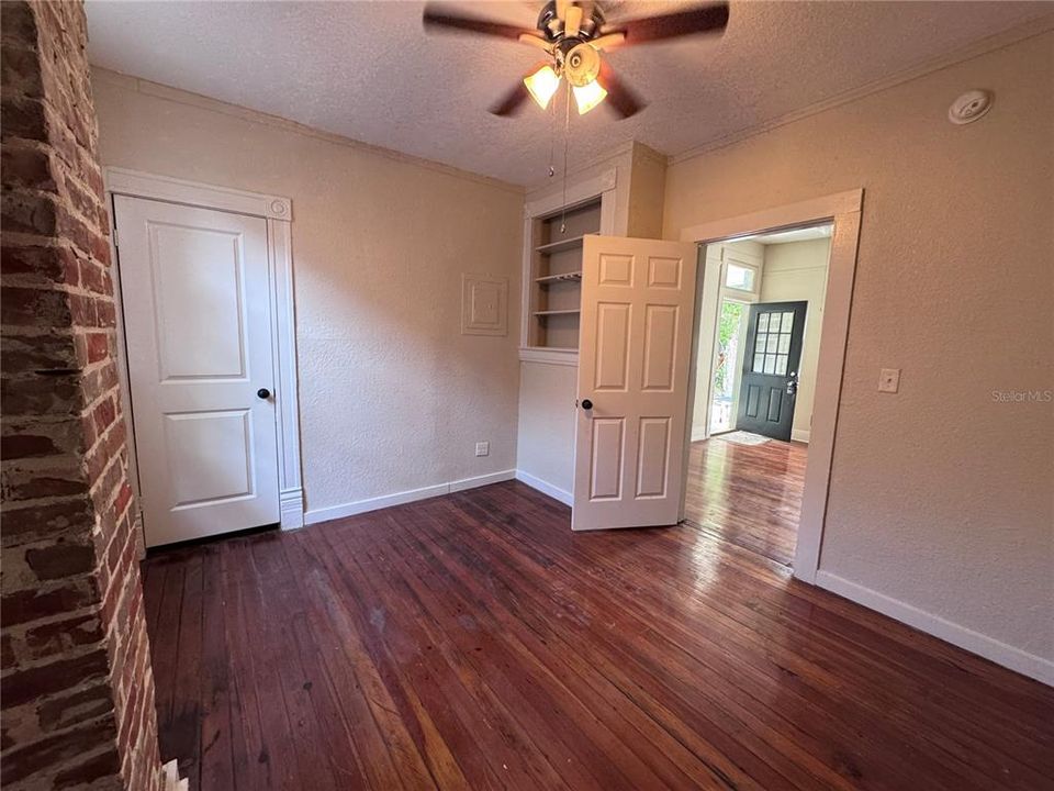 出租: $980 (2 贝兹, 1 浴室, 950 平方英尺)