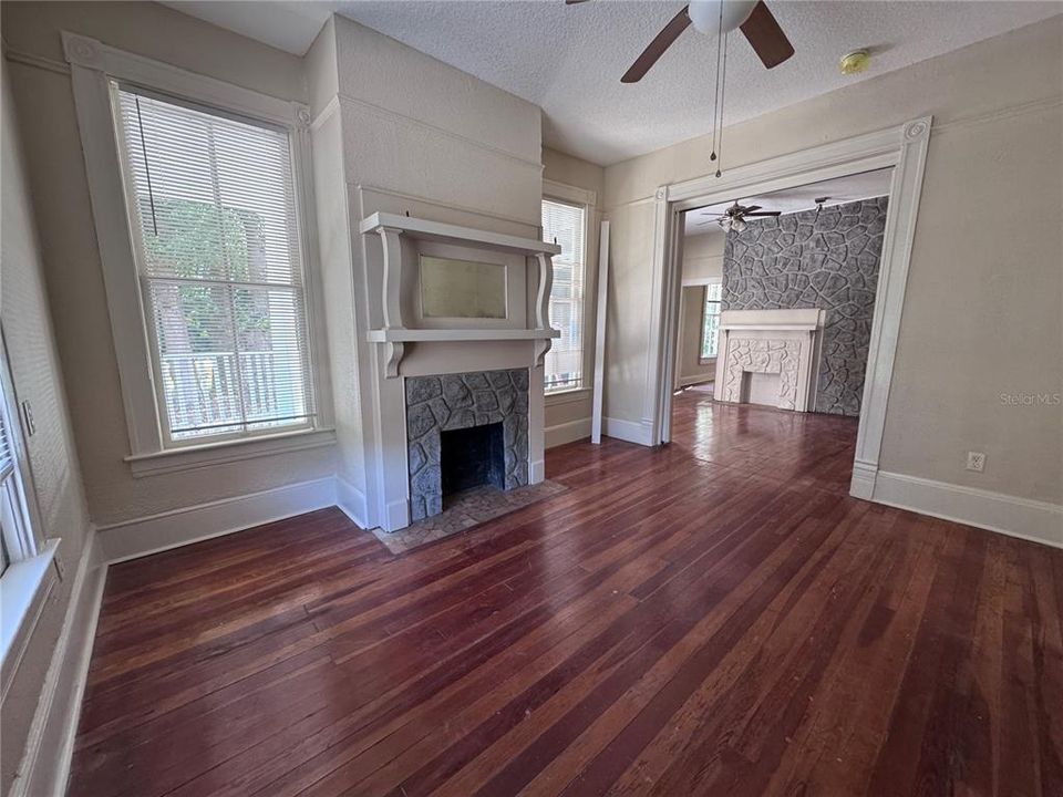 出租: $980 (2 贝兹, 1 浴室, 950 平方英尺)