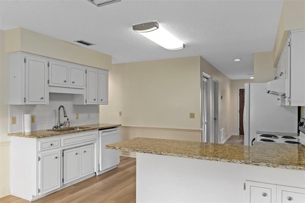 待售: $279,900 (2 贝兹, 2 浴室, 1608 平方英尺)