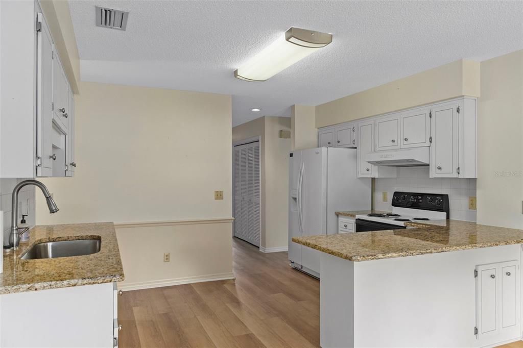 待售: $279,900 (2 贝兹, 2 浴室, 1608 平方英尺)