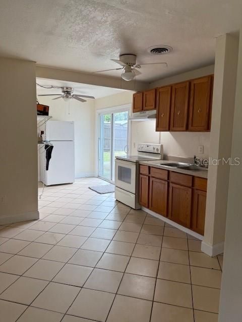 Active With Contract: $225,000 (3 beds, 1 baths, 914 Square Feet)