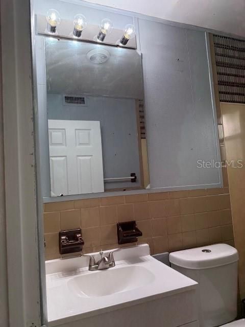 Active With Contract: $225,000 (3 beds, 1 baths, 914 Square Feet)