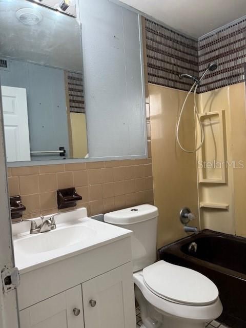 Active With Contract: $225,000 (3 beds, 1 baths, 914 Square Feet)