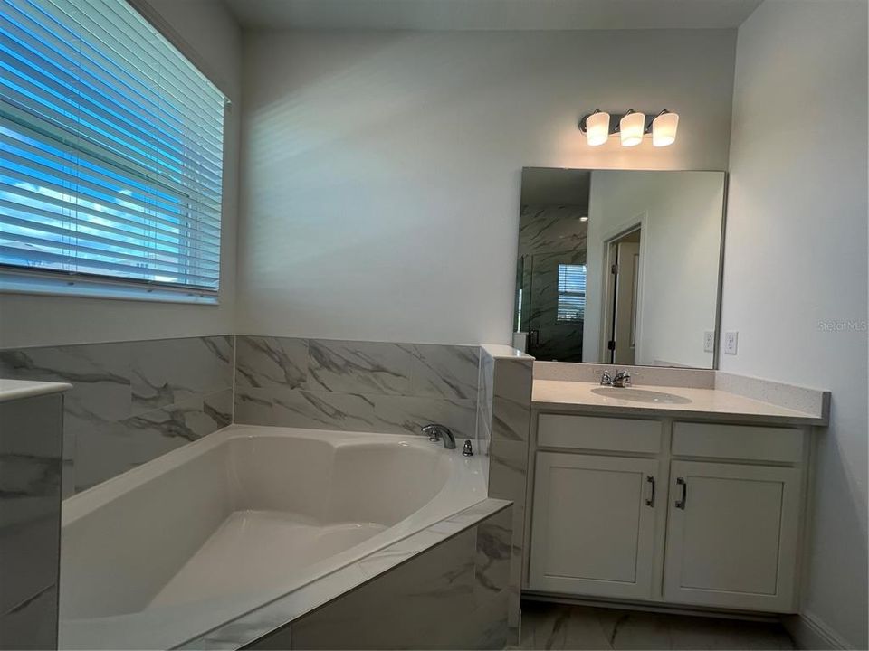 Под контрактом: $838,102 (4 спален, 4 ванн, 2945 Квадратных фут)