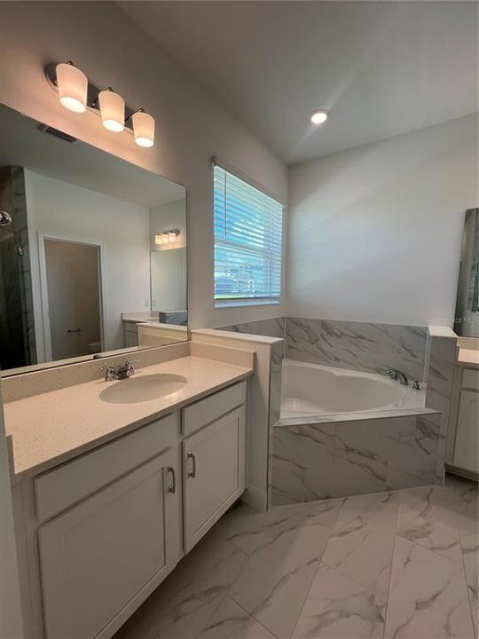 Под контрактом: $838,102 (4 спален, 4 ванн, 2945 Квадратных фут)