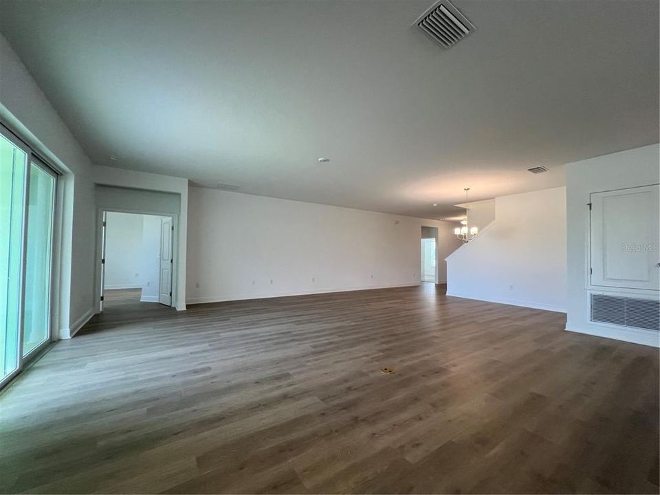 Под контрактом: $838,102 (4 спален, 4 ванн, 2945 Квадратных фут)