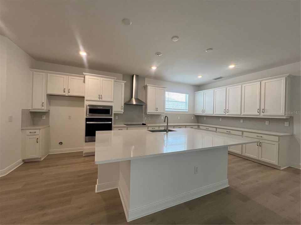 Под контрактом: $838,102 (4 спален, 4 ванн, 2945 Квадратных фут)