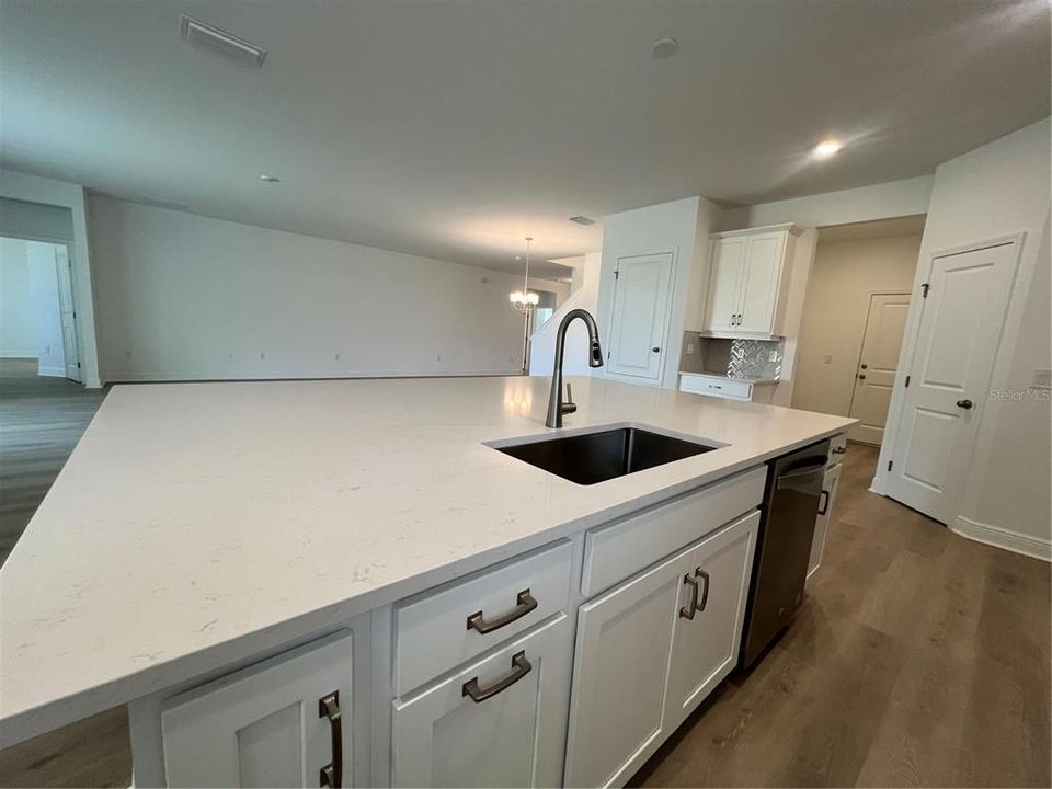 Под контрактом: $838,102 (4 спален, 4 ванн, 2945 Квадратных фут)