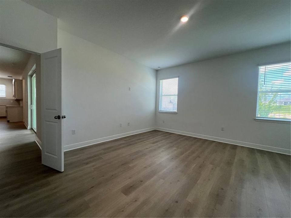 Под контрактом: $838,102 (4 спален, 4 ванн, 2945 Квадратных фут)