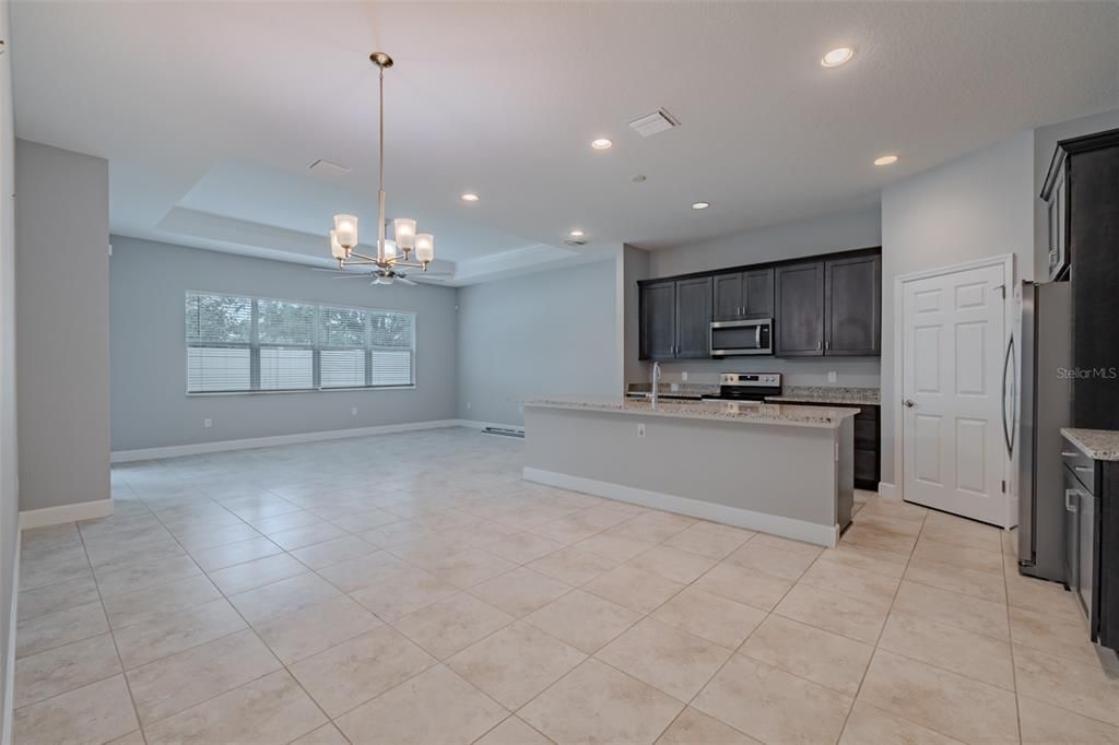 合同活跃: $325,000 (2 贝兹, 2 浴室, 1516 平方英尺)