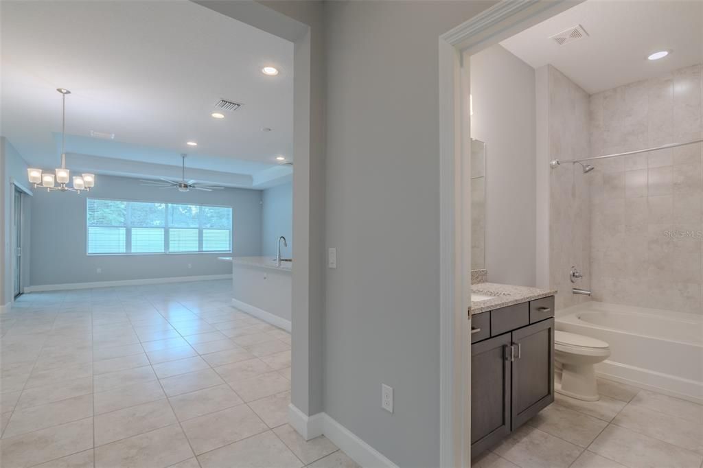 合同活跃: $325,000 (2 贝兹, 2 浴室, 1516 平方英尺)