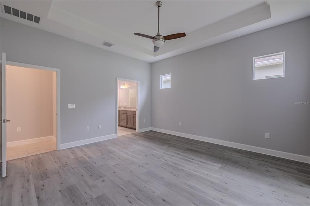 合同活跃: $325,000 (2 贝兹, 2 浴室, 1516 平方英尺)