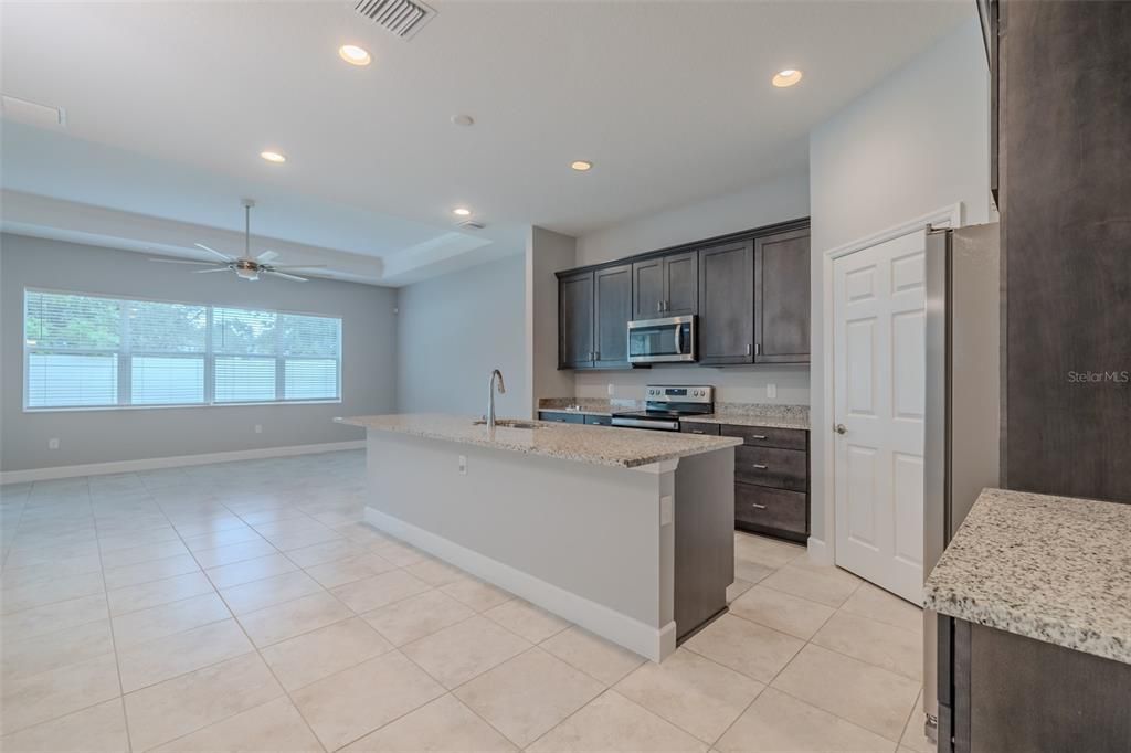 合同活跃: $325,000 (2 贝兹, 2 浴室, 1516 平方英尺)