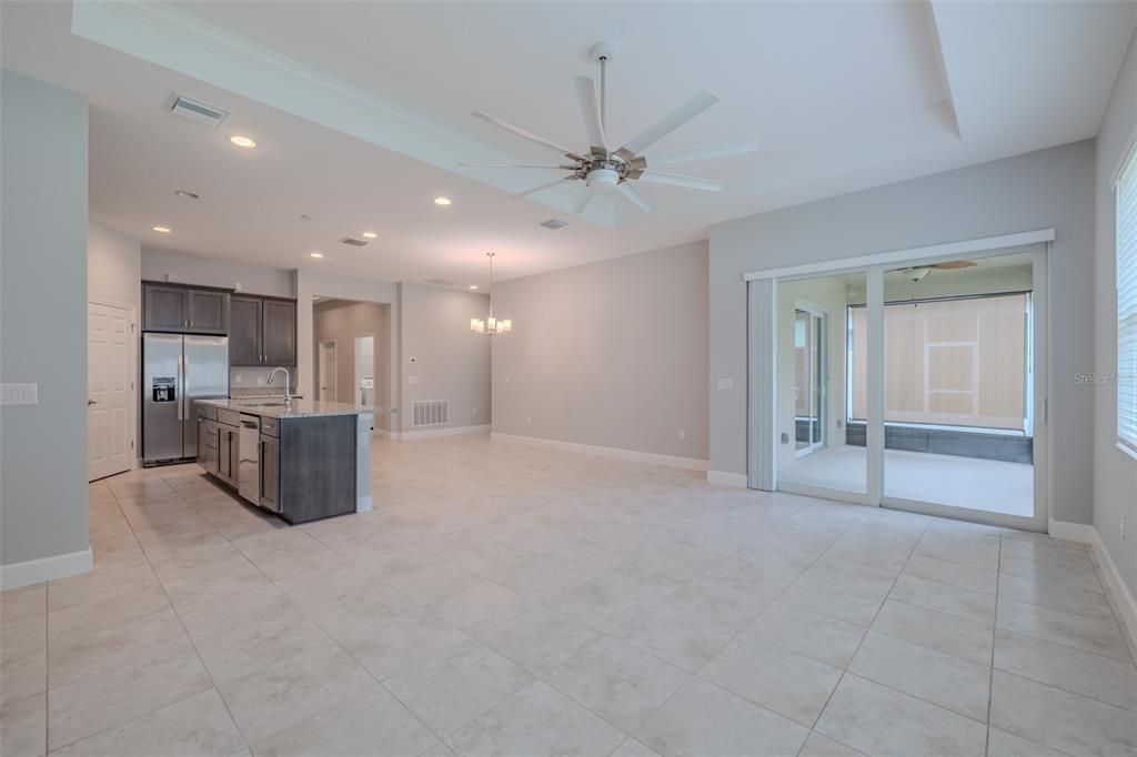 合同活跃: $325,000 (2 贝兹, 2 浴室, 1516 平方英尺)