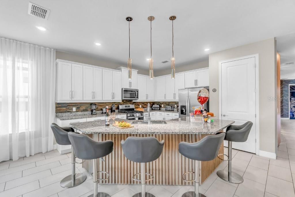 For Sale: $1,390,000 (6 beds, 5 baths, 3428 Square Feet)