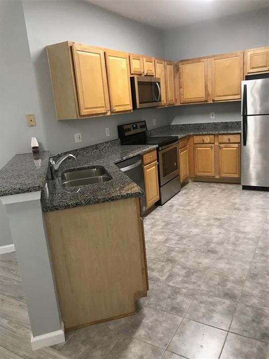 合同活跃: $139,900 (1 贝兹, 1 浴室, 951 平方英尺)