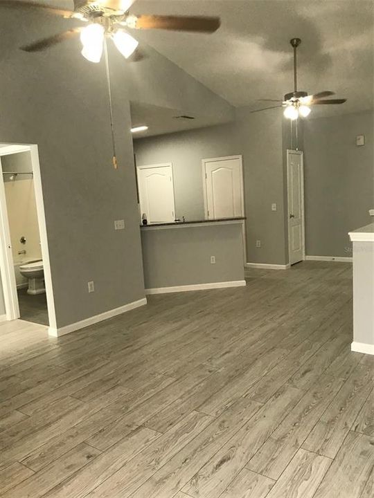 合同活跃: $139,900 (1 贝兹, 1 浴室, 951 平方英尺)