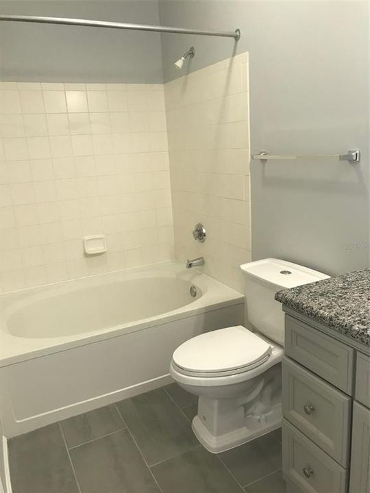 合同活跃: $139,900 (1 贝兹, 1 浴室, 951 平方英尺)