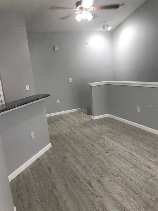 合同活跃: $139,900 (1 贝兹, 1 浴室, 951 平方英尺)