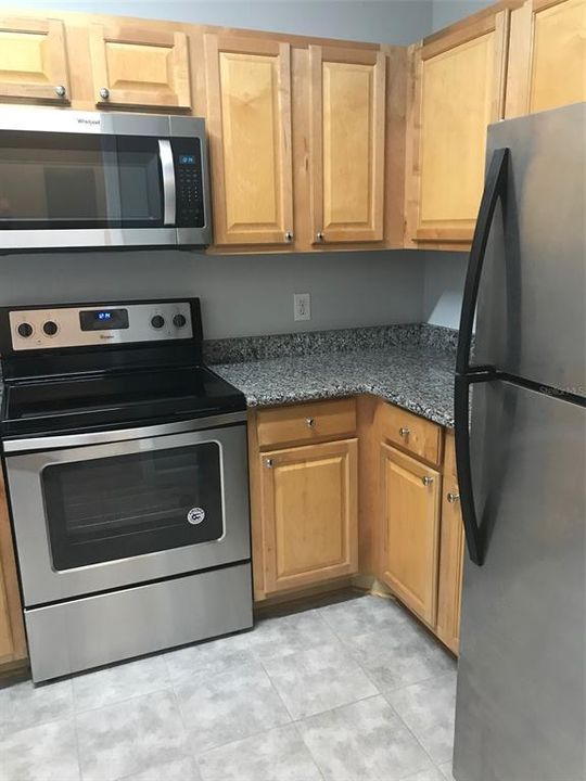 合同活跃: $139,900 (1 贝兹, 1 浴室, 951 平方英尺)