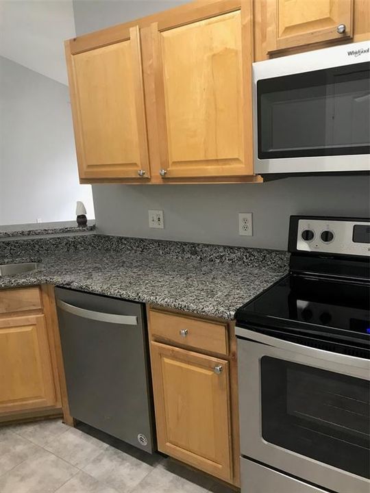 合同活跃: $139,900 (1 贝兹, 1 浴室, 951 平方英尺)