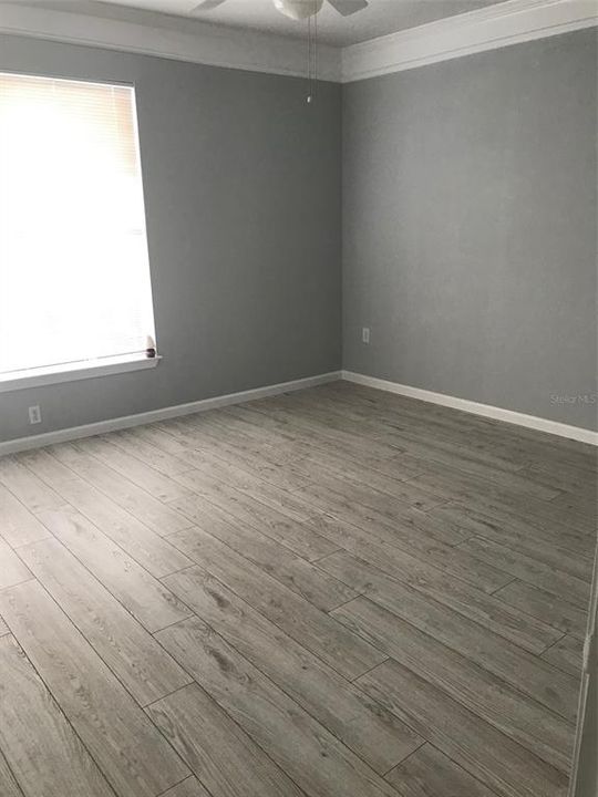 合同活跃: $139,900 (1 贝兹, 1 浴室, 951 平方英尺)