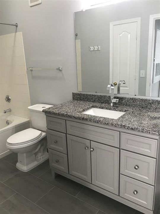 合同活跃: $139,900 (1 贝兹, 1 浴室, 951 平方英尺)