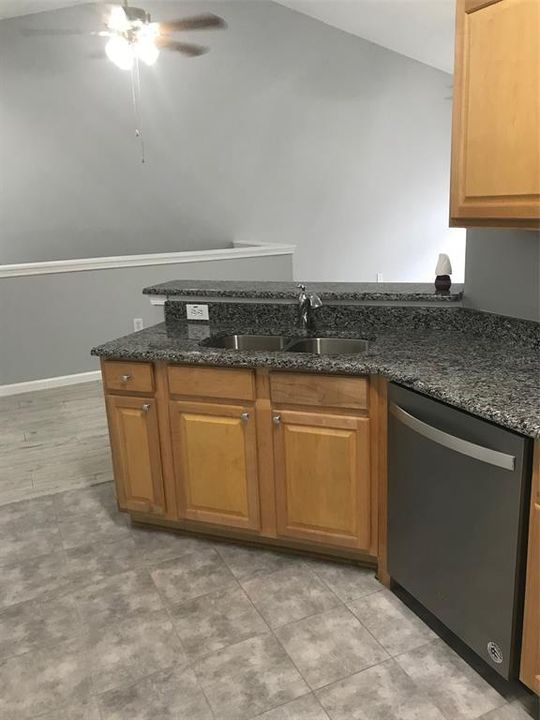 合同活跃: $139,900 (1 贝兹, 1 浴室, 951 平方英尺)