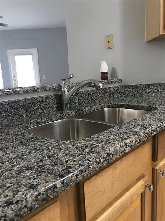 合同活跃: $139,900 (1 贝兹, 1 浴室, 951 平方英尺)