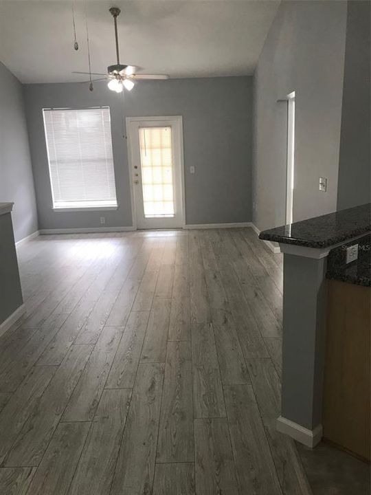 合同活跃: $139,900 (1 贝兹, 1 浴室, 951 平方英尺)