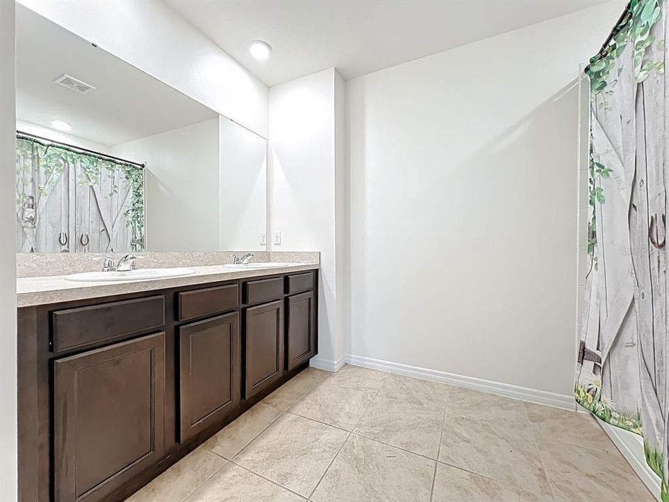 Activo con contrato: $358,500 (5 camas, 3 baños, 2522 Pies cuadrados)