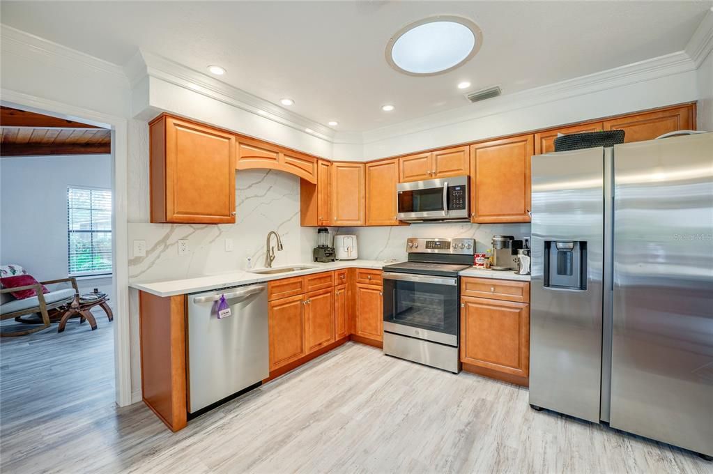 Activo con contrato: $330,000 (3 camas, 2 baños, 1692 Pies cuadrados)