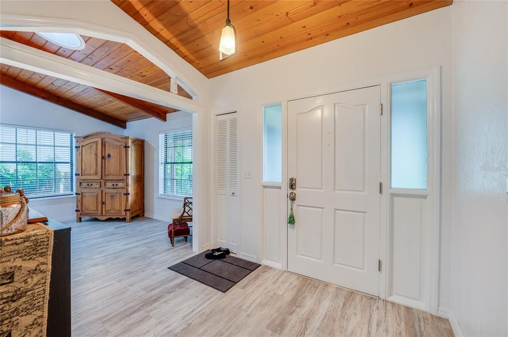 Activo con contrato: $330,000 (3 camas, 2 baños, 1692 Pies cuadrados)