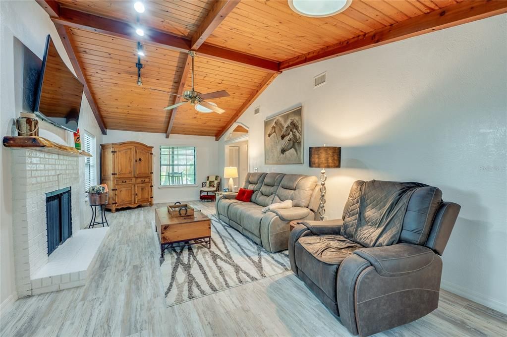 Activo con contrato: $330,000 (3 camas, 2 baños, 1692 Pies cuadrados)