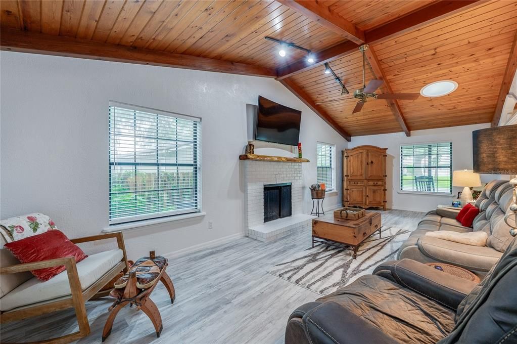 Activo con contrato: $330,000 (3 camas, 2 baños, 1692 Pies cuadrados)